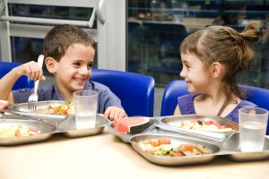 Scolarest, empresa líder en restauración para comedores escolares, explica cómo puede beneficiar a éstos el Plan del Ministerio de Sanidad para mejorar la composición de los alimentos.