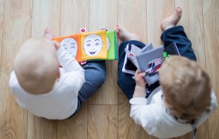 Escuelas infantiles sin besos, pero seguras La Educación Infantil 0-3 arranca con menos niños y todas las medidas prevención necesarias.