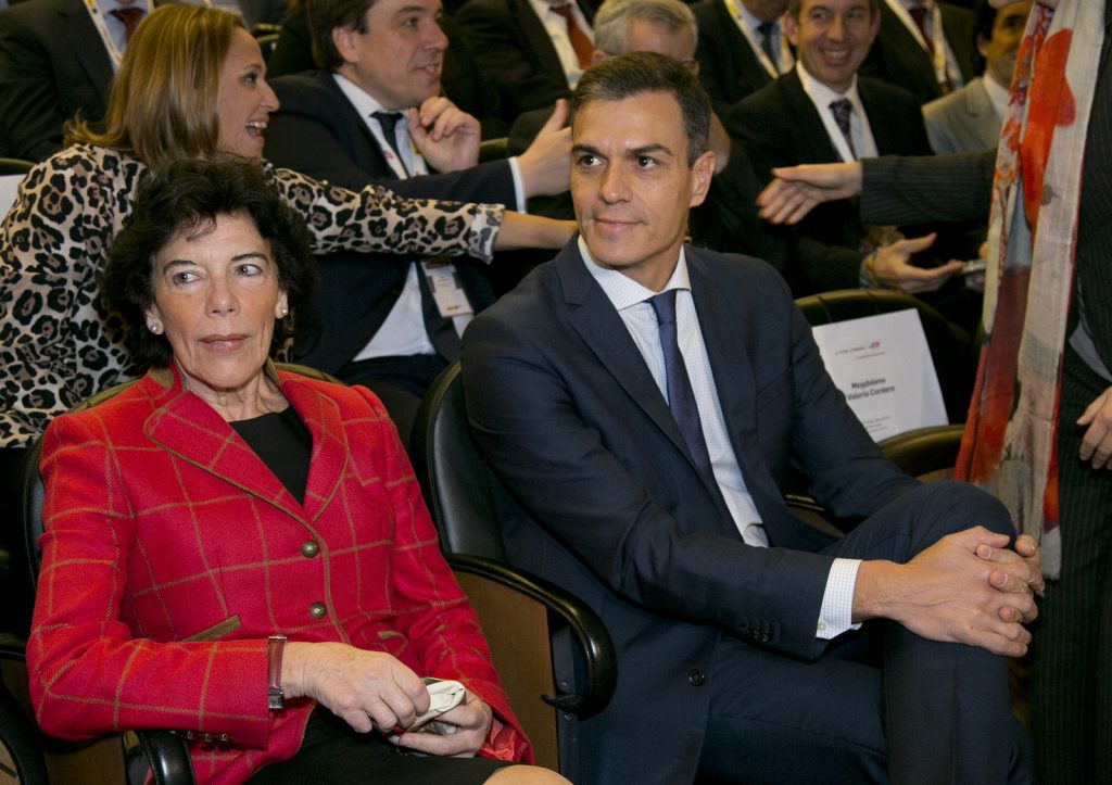 La ministra de Educación y Formación Profesional, Isabel Celaá, y el presidente del Gobierno, Pedro Sánchez, en la Jornada '+FP+Futuro+Progreso'.