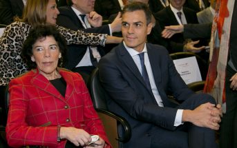 La ministra de Educación y Formación Profesional, Isabel Celaá, y el presidente del Gobierno, Pedro Sánchez, en la Jornada '+FP+Futuro+Progreso'.