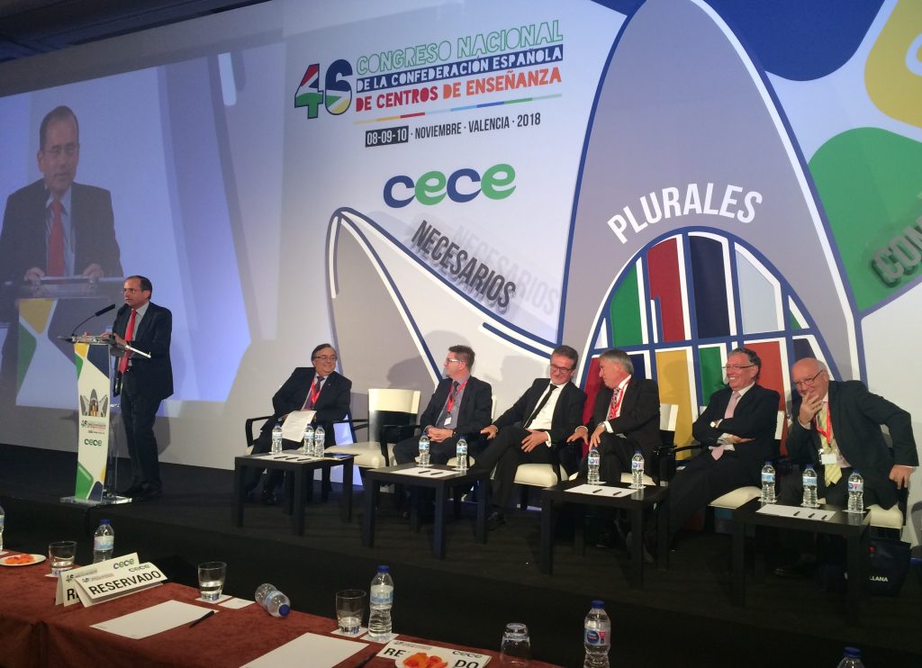 El presidente de CECE, Alfonso Aguiló, se dirige a los congresistas en la clausura del 46º Congreso de CECE en Valencia.
