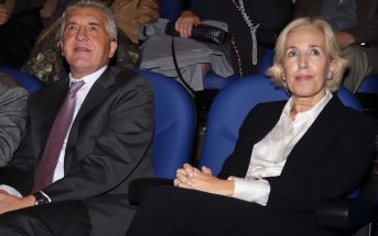 Marta Bello, directora del Sector Educación de ILUNION, y José Manuel Pichel, delegado de la ONCE en la Comunidad Valenciana, en el 46º Congreso de CECE, tras recoger el reconocimiento de CECE a ILUNION por su labor social por la inclusión laboral de las personas con discapacidad. (Foto: Sergio Cardeña)