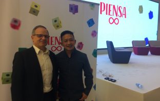 Augusto Ibáñez, director corporativo de Educación de SM, junto al doctor Yeap Ban Har, artífice de Piensa Infinito, la solución de aprendizaje matemático de SM basada en las Matemáticas de Singapur.
