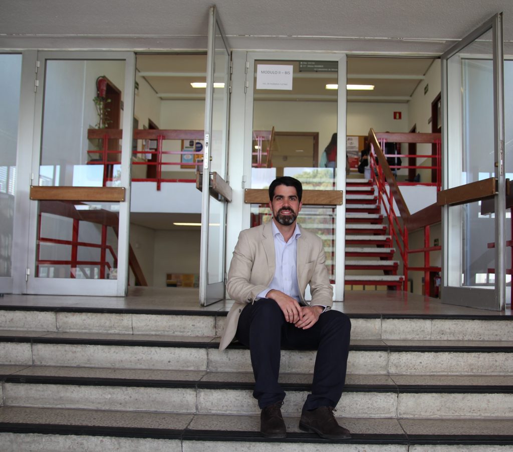 Jesús Manso es vicedecano de Estudios de Grado de la Facultad de Formación del Profesorado y Educación de la Universidad Autónoma de Madrid, y miembro del Grupo de Investigación sobre Políticas Educativas Supranacionales y de la Red por el Diálogo Educativo.