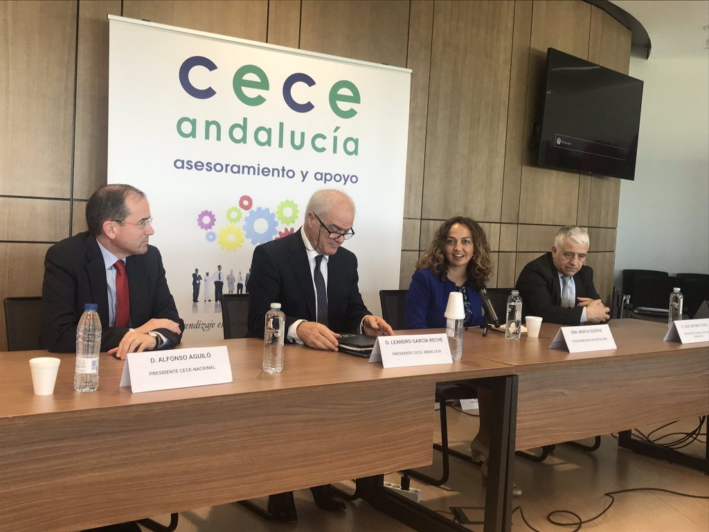 El nuevo presidente de CECE-Andalucía, Leandro García Reche (2º por la izquierda), acompañado del presidente de CECE, Alfonso Aguiló; la viceconsejera de Educación de Andalucía, Marta Escrivá, y el presidente del Consejo Escolar de Andalucía, José Antonio Funes.
