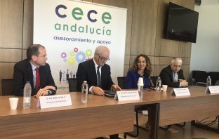 El nuevo presidente de CECE-Andalucía, Leandro García Reche (2º por la izquierda), acompañado del presidente de CECE, Alfonso Aguiló; la viceconsejera de Educación de Andalucía, Marta Escrivá, y el presidente del Consejo Escolar de Andalucía, José Antonio Funes.