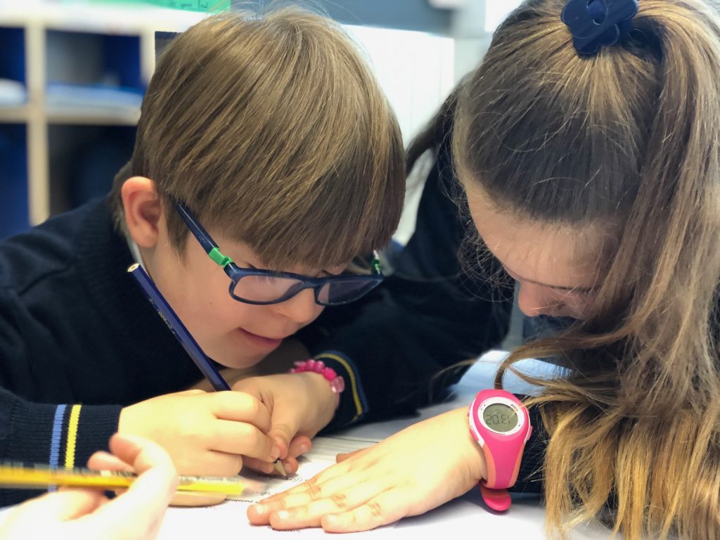 Una alumna del colegio Arenales Carabanchel y un alumno del Centro de Educación Especial Cambrils, en una de las numerosas actividades que comparten.