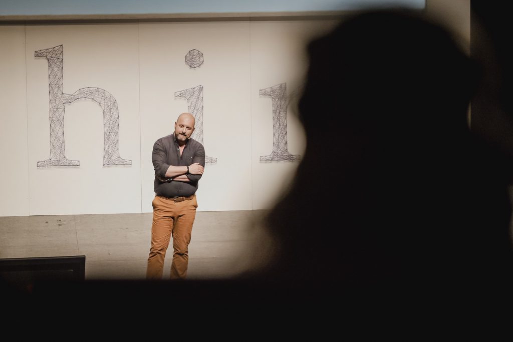 Eduthink llama a preparar a los alumnos para aprender y no para superar un examen Richard Gerver fue uno de los ponentes de la jornada Eduthink, celebrada en La Rioja.