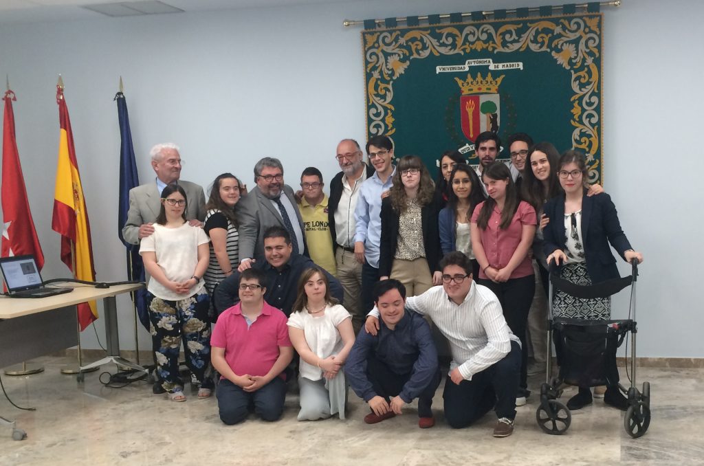 Los alumnos de la 13ª promoción del Aula Promentor, en el Salón de Grados de la Facultad de Educación de la UAM, tras la lectura de sus trabajos de fin de título, junto a los miembros del tribunal.