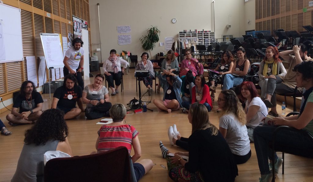 24 docentes de varias CCAA participaron en el curso de formación del Proyecto LÓVA que tuvo lugar en el Teatro Real de Madrid del 1 al 8 de julio. A lo largo del mes se han celebrado más cursos en Valencia, Murcia y Ferrol.