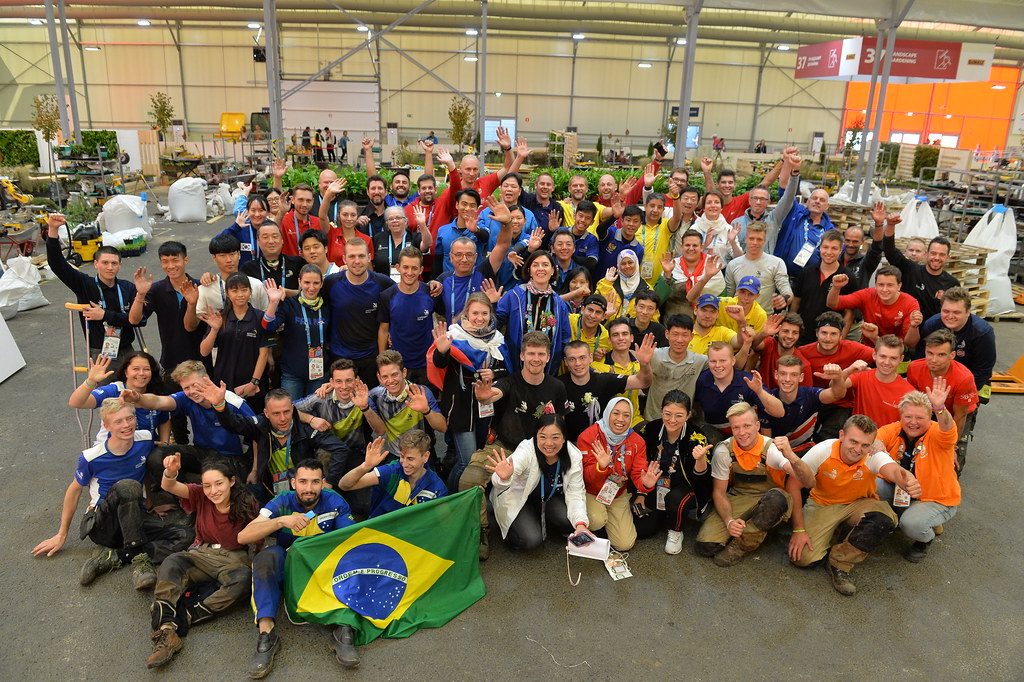 Varios participantes en las World Skills de Kazan se fotografían al término de la competición.