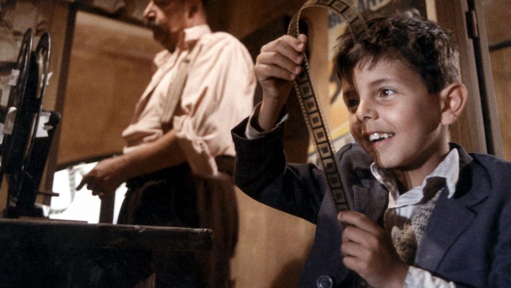Educando la mirada. El cine como aliado Fotograma de Cinema Paradiso, de Giuseppe Tornatore.