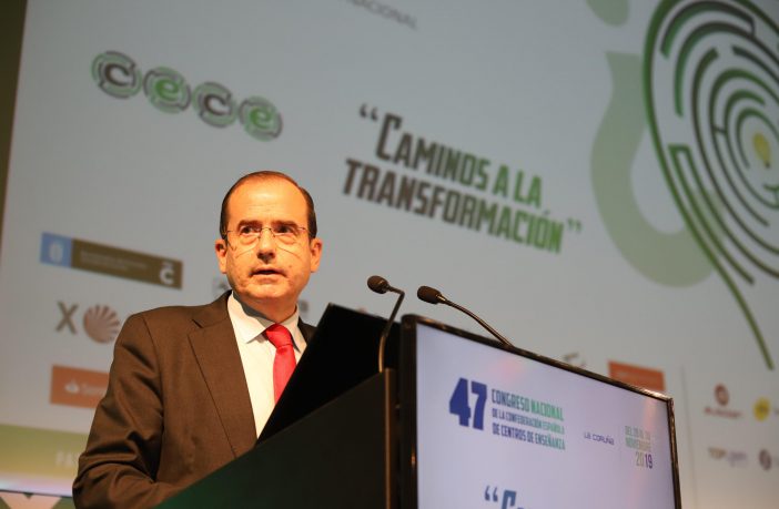 El presidente de CECE, Alfonso Aguiló, clausura el 47º Congreso de CECE en A Coruña. (Foto: Sergio Cardeña)
