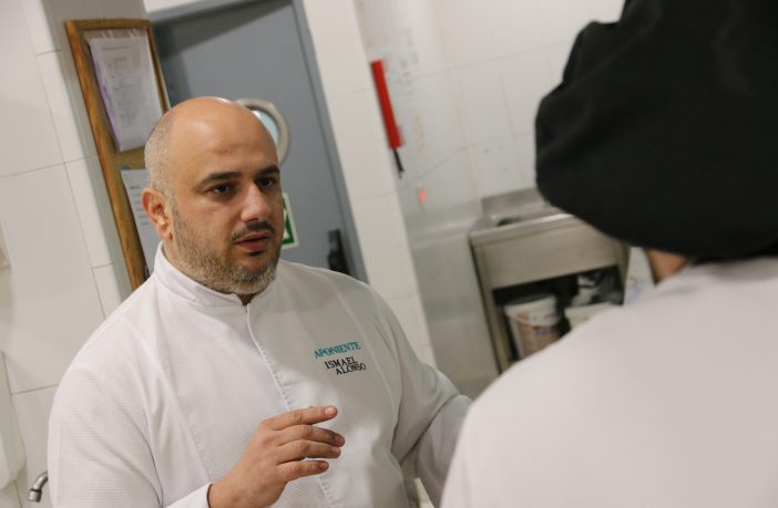 Ismael Alonso, responsable de I+D del restaurante A Poniente, de Ángel León, durante una visita a un colegio que trabaja con Scolarest.