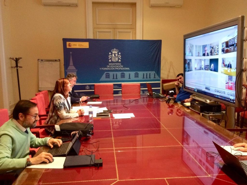 La directora general de FP, Clara Sanz (izquierda), durante la reunión telemática con los directores de FP de las CCAA.