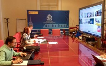 La directora general de FP, Clara Sanz (izquierda), durante la reunión telemática con los directores de FP de las CCAA.