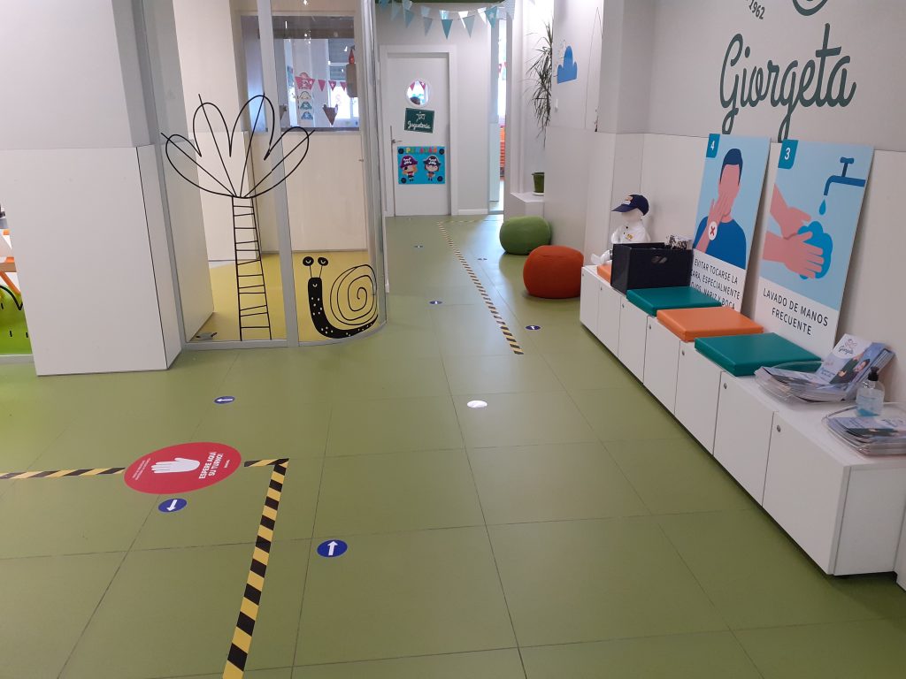 Interior de la escuela infantil Giorgeta, de Valencia, con la señalética 'anti-Covid' correspondiente.