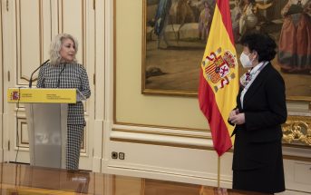 Encarna Cuenca toma posesión de su cargo ante la ministra de Educación, Isabel Celaá.