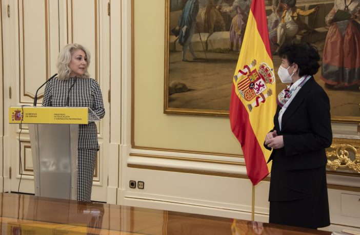 Encarna Cuenca toma posesión de su cargo ante la ministra de Educación, Isabel Celaá.