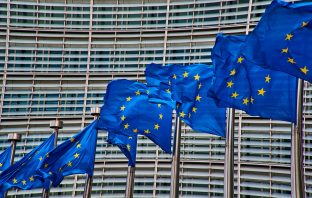 La Comisión Europea presenta el marco regulatorio para el desarrollo de la inteligencia en los diferentes ámbitos de la sociedad. artificial