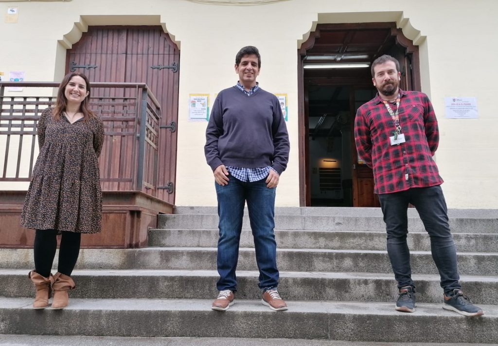 Biblioflix, el Netflix de los libros hecho en el cole Javier Pi (dcha.) y sus compañeros Marian Parra y Fernando Villar son los impulsores de Biblioflix desde el Colegio San Ramón y San Antonio de Madrid.
