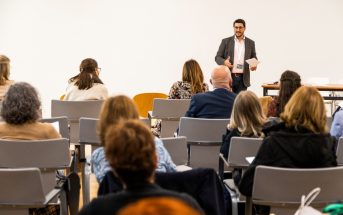 El secretario general de CECE-Madrid, Juan Chávarri, durante su taller centrado en la seguridad jurídica de los menores en los colegios. (Foto: Sergio Cardeña)