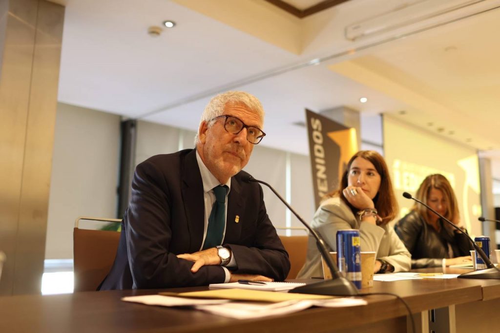 La reflexión educativa de Gregorio Luri, en el 48º Congreso de CECE Gregorio Luri, en el coloquio que mantuvo con las periodistas Olga R. Sanmartín y Rocío Ruiz, durante el 48º Congreso de CECE, en Madrid.