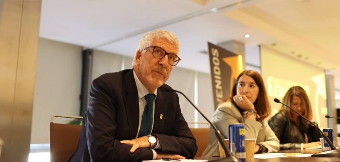 Gregorio Luri, en el coloquio que mantuvo con las periodistas Olga R. Sanmartín y Rocío Ruiz, durante el 48º Congreso de CECE, en Madrid.