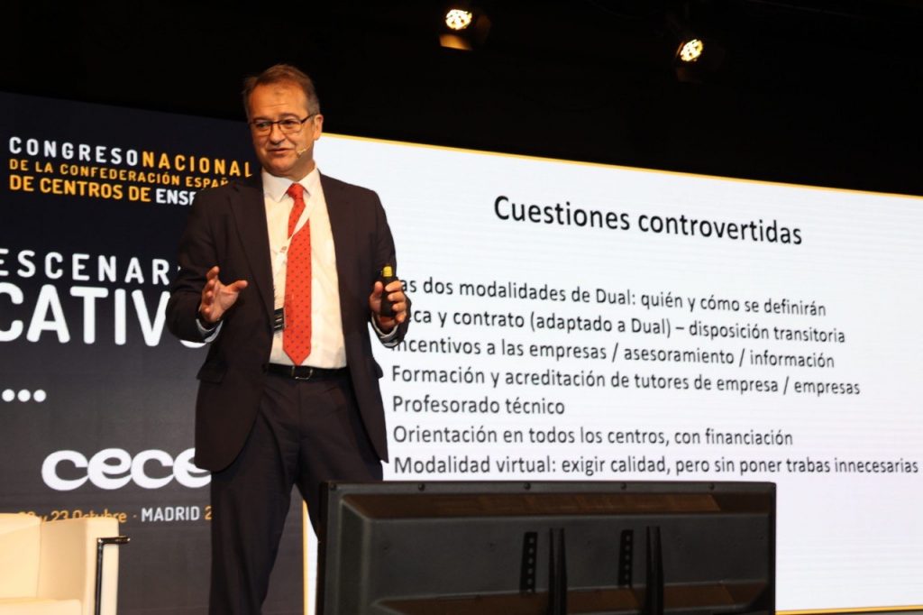El secretario general de CECE, Santiago García, durante el taller sobre la Ley de FP que impartió en el 48º Congreso de CECE. (Foto: Sergio Cardeña)
