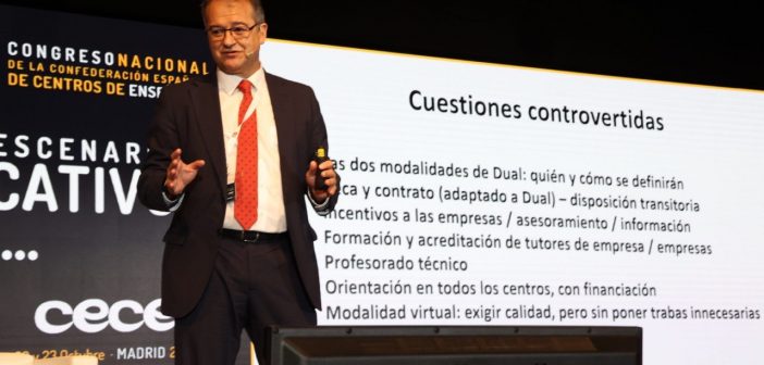 El secretario general de CECE, Santiago García, durante el taller sobre la Ley de FP que impartió en el 48º Congreso de CECE. (Foto: Sergio Cardeña)