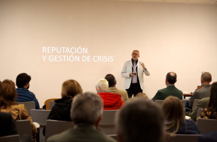 El experto en reputación, comunicación y gestión de crisis Yago de la Cierva, durante su taller para centros educativos en el 48º Congreso de CECE. (Foto: Sergio Cardeña)