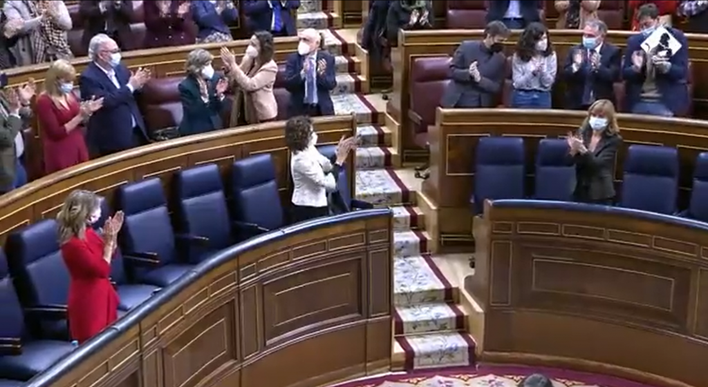 Parte del Hemiciclo aplaude Pilar Alegría y la aprobación de la Ley de FP, el pasado 16 de diciembre.