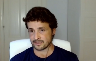 Pablo Garaizar, investigador de Deusto Learning Lab, al otro lado de la pantalla, durante la entrevista.