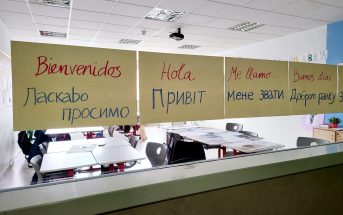 Carteles de bienvenida a los alumnos de Ucrania en el Colegio Monte Tabor de Pozuelo (Madrid).
