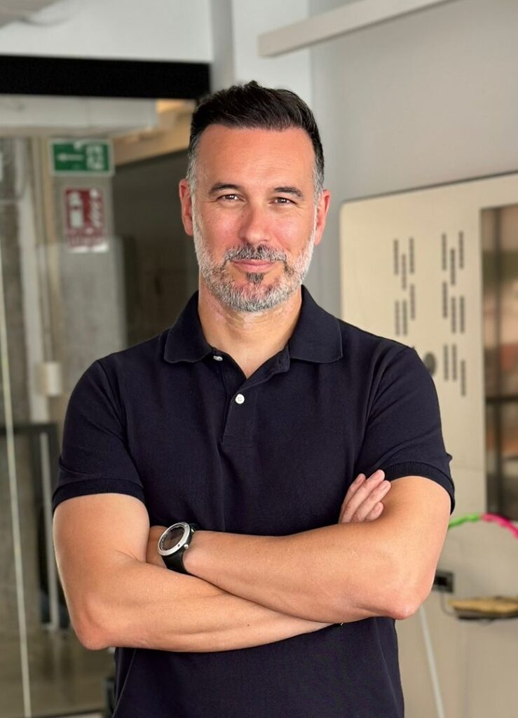 Rubén Montesinos formador, speaker y conferenciante: «Las nuevas generaciones quieren estar junto a líderes, no junto a jefes. En clase tiene que ser lo mismo»