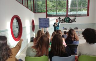 Alumnos asistiendo al programa de reutilización de alimentos, Salva comidas.